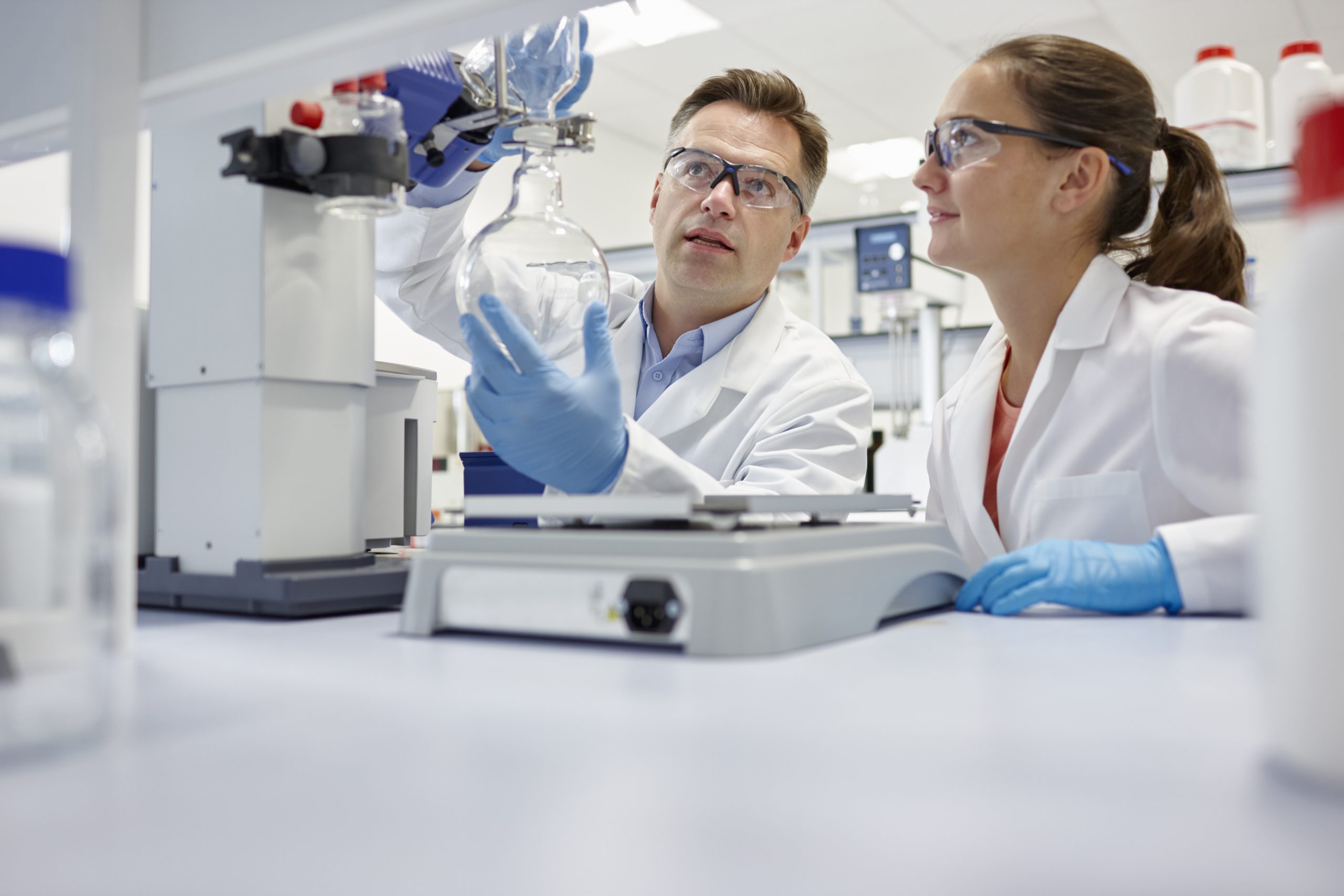 What is the usefulness of a Rotavaporador in a laboratory?